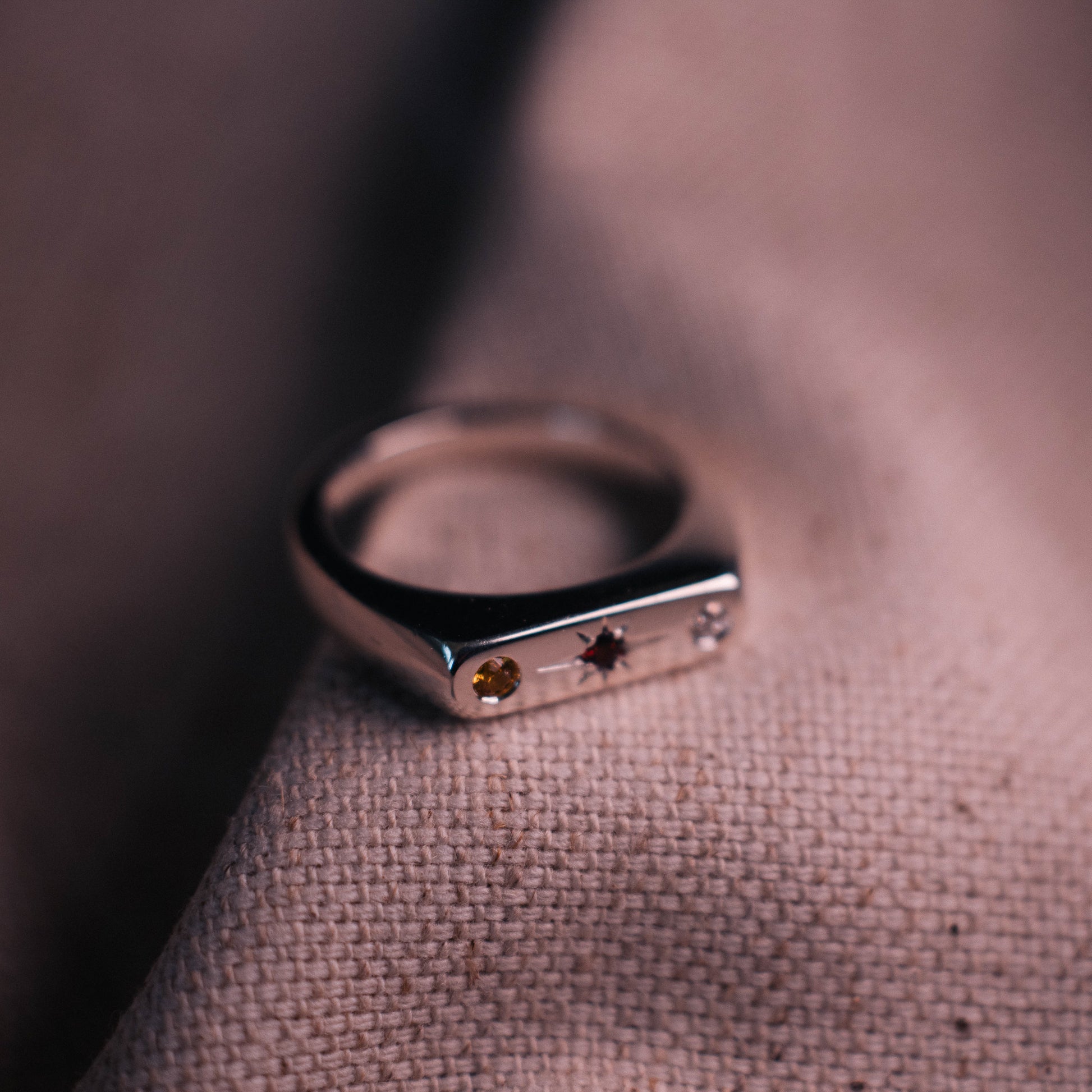 Pause signet ring. Unisex. Diamond, garnet, sapphire